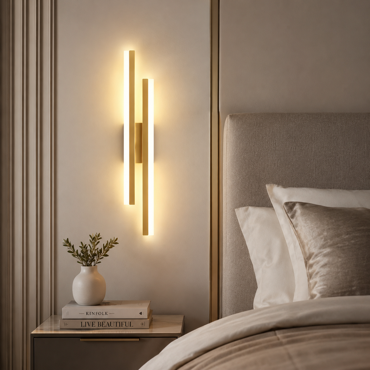 Applique murale LED dorée orientation gauche installée en tête de lit dans une chambre contemporaine