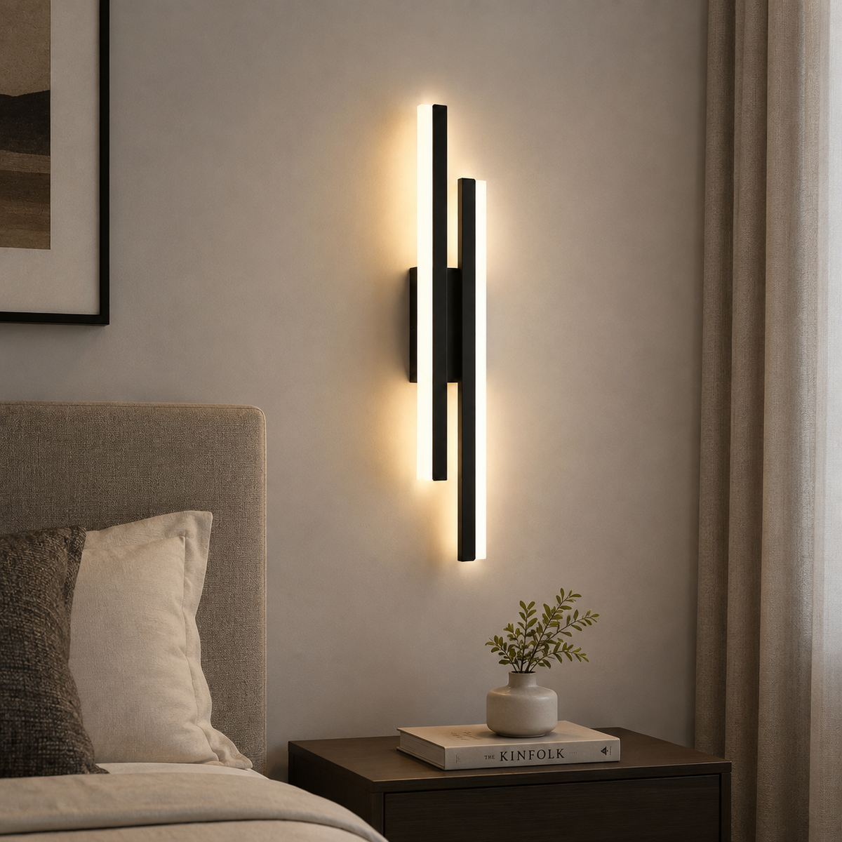 Applique murale LED de chambre noire, orientation gauche, installée en tête de lit et diffusant une lumière chaude