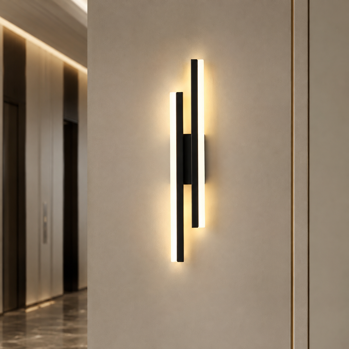 Applique murale LED noire orientation droite allumée dans un couloir contemporain