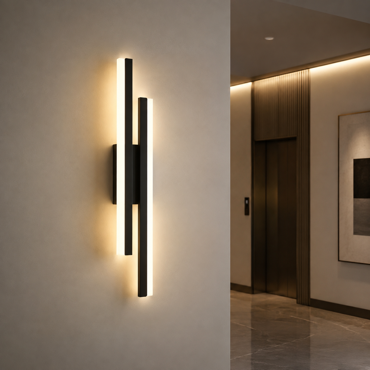 Applique murale LED noire orientation gauche allumée dans un couloir aux murs clairs