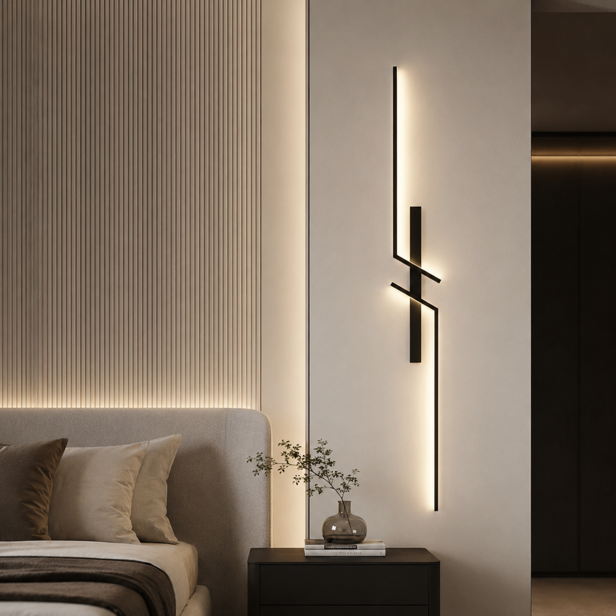Applique murale LED noire à deux lignes décalées installée à la verticale près d'une tête de lit, diffusant un halo chaud sur le mur
