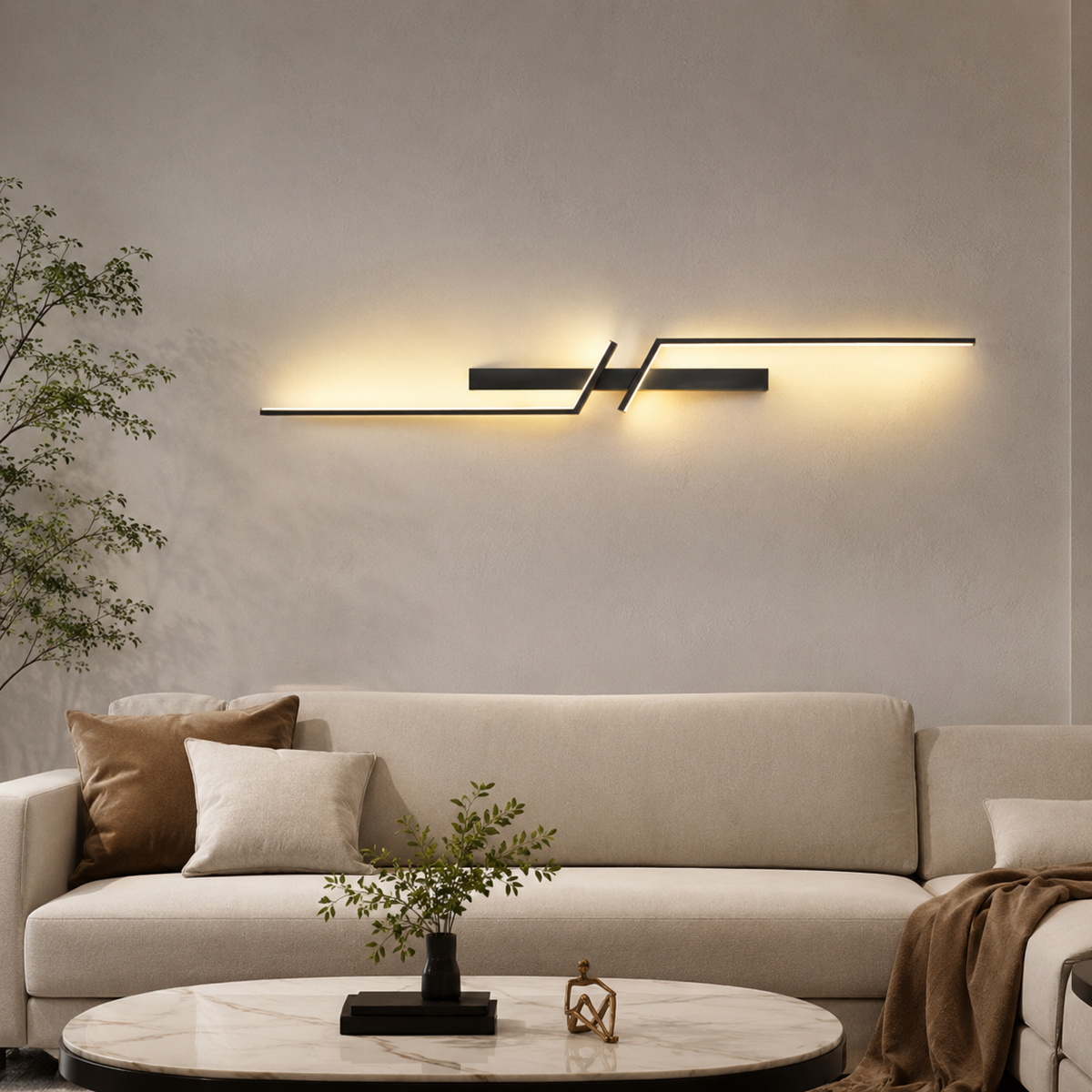 Applique murale LED de 100 cm montée à l'horizontale au-dessus d'un canapé, éclairant le mur d'une lumière chaude continue