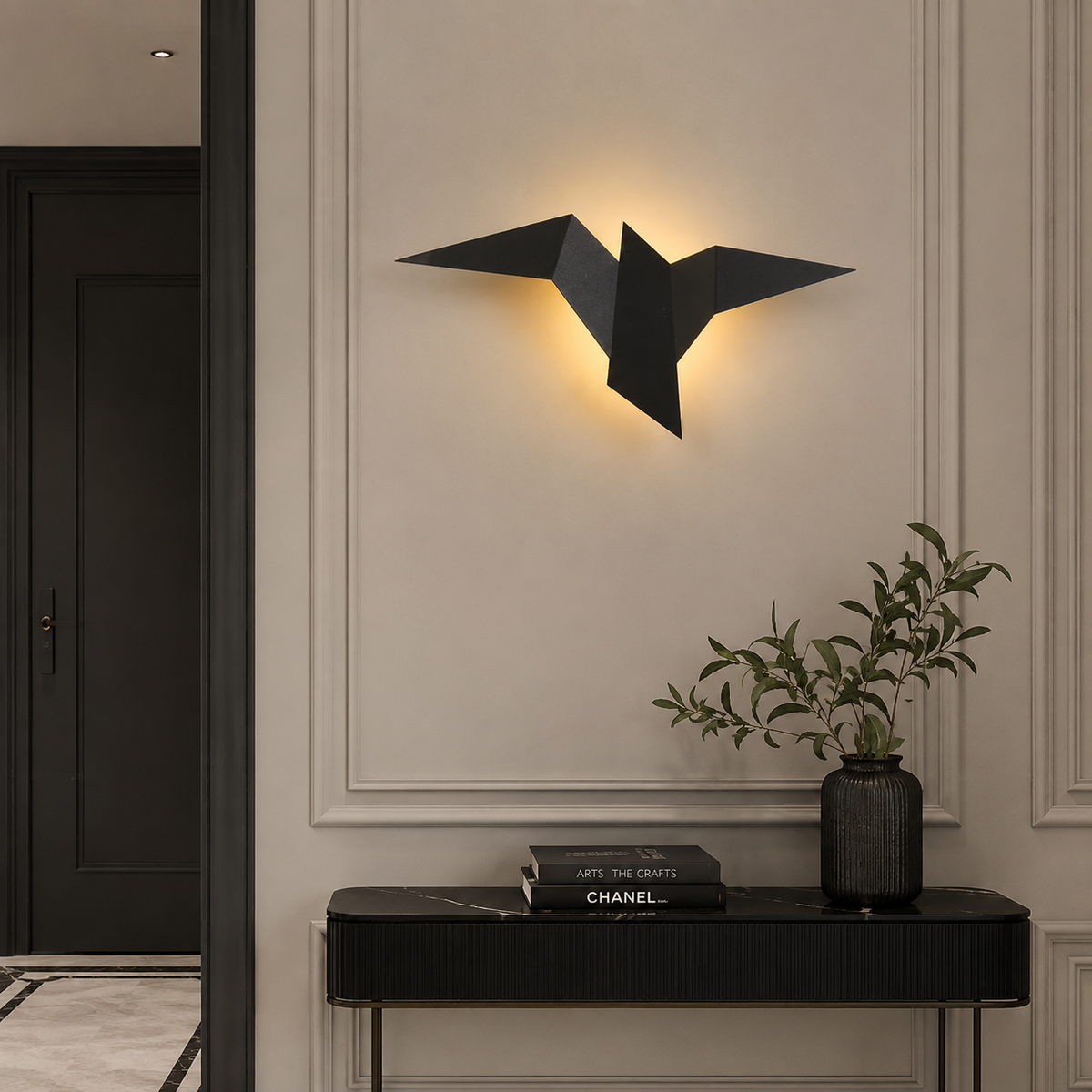 Applique murale originale en forme d'oiseau origami en métal noir, allumée au-dessus d'une console d'entrée à moulures