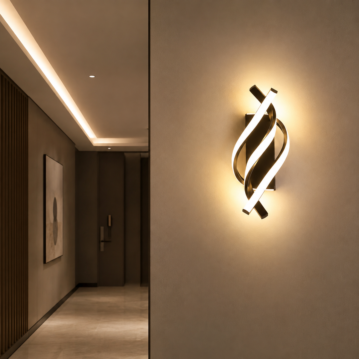 Applique murale spirale LED noire allumée sur le mur d'un couloir contemporain, halo chaud autour de la torsion