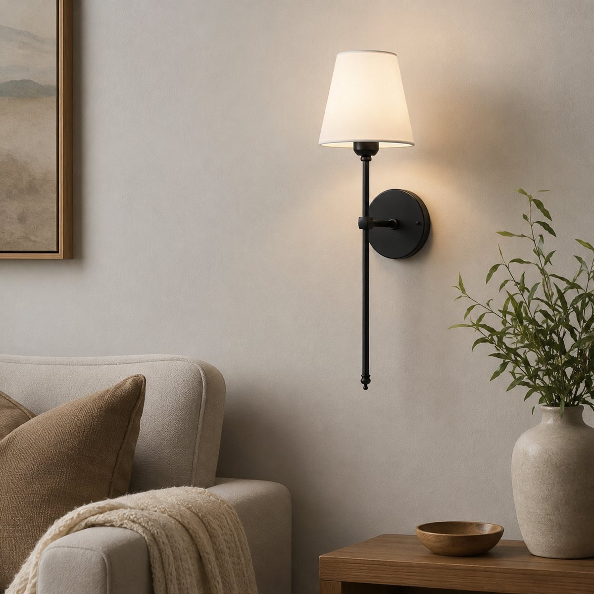 Applique murale vintage noire installée au-dessus d'une console de salon, diffusant une lumière chaude tamisée par le tissu