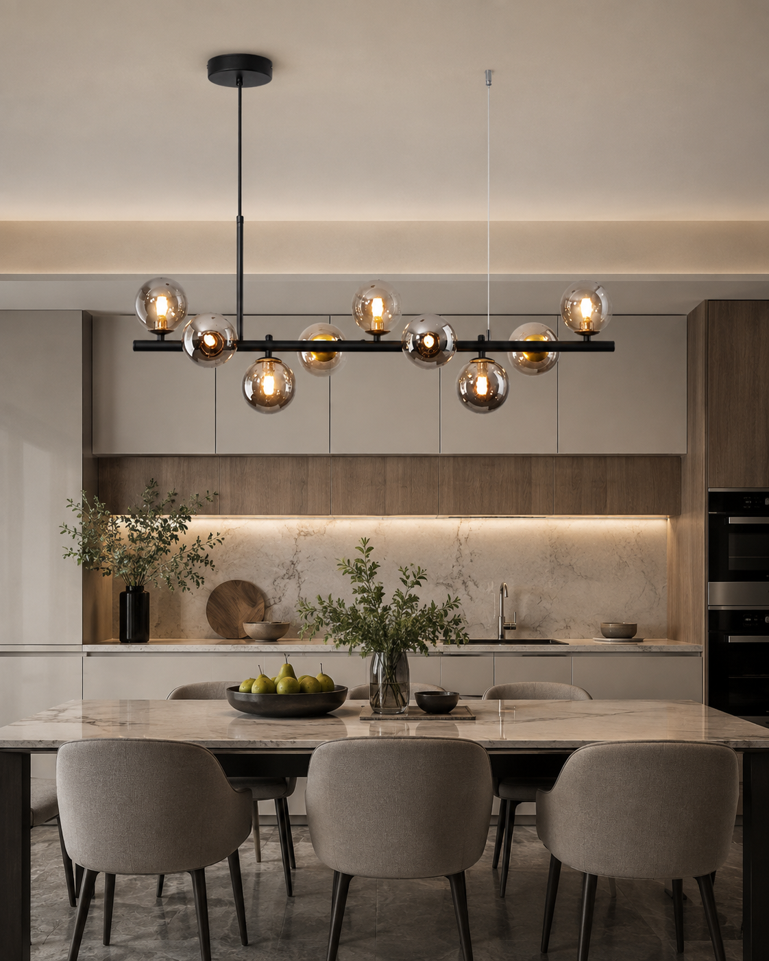 Lustre en verre à globes fumés suspendu au-dessus d'un îlot de cuisine noir