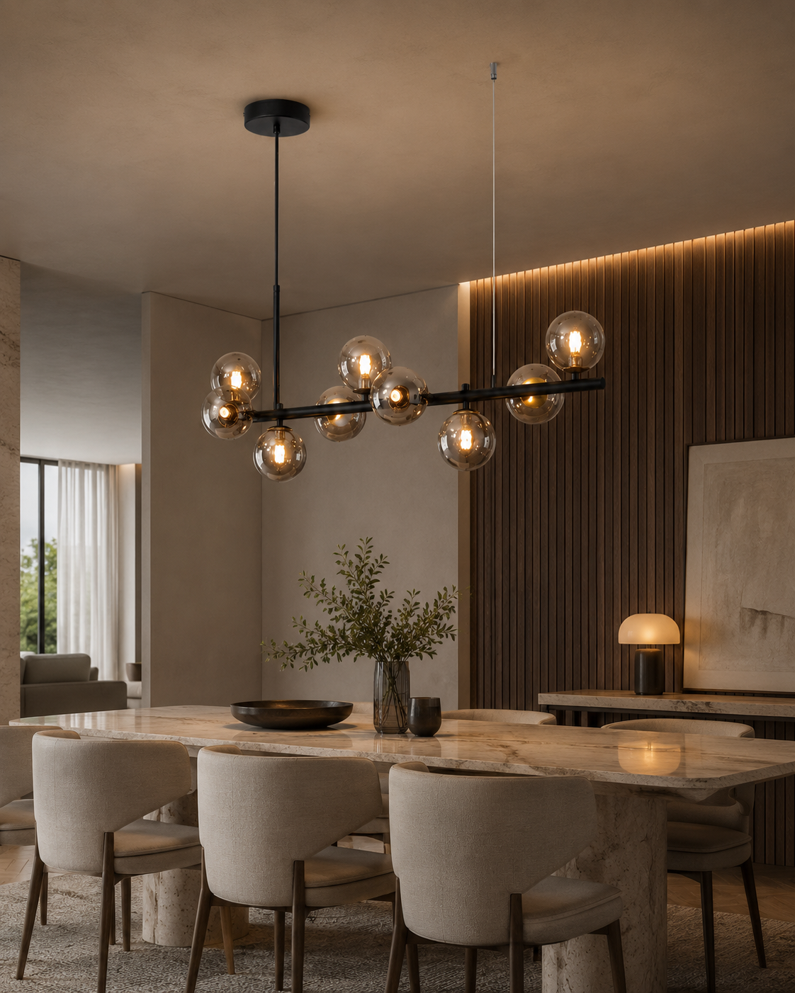 Lustre en verre soufflé, neuf globes à hauteurs décalées au-dessus d'une table de salle à manger