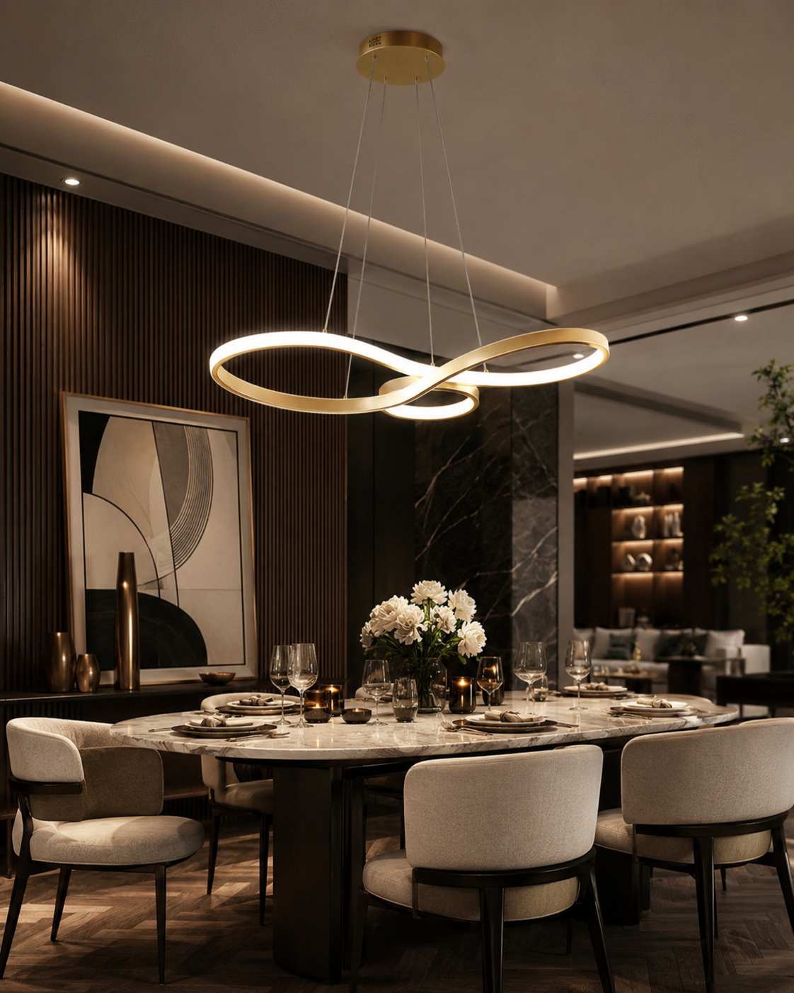 Lustre LED à anneaux dorés emboîtés, allumé au-dessus d'une table dressée