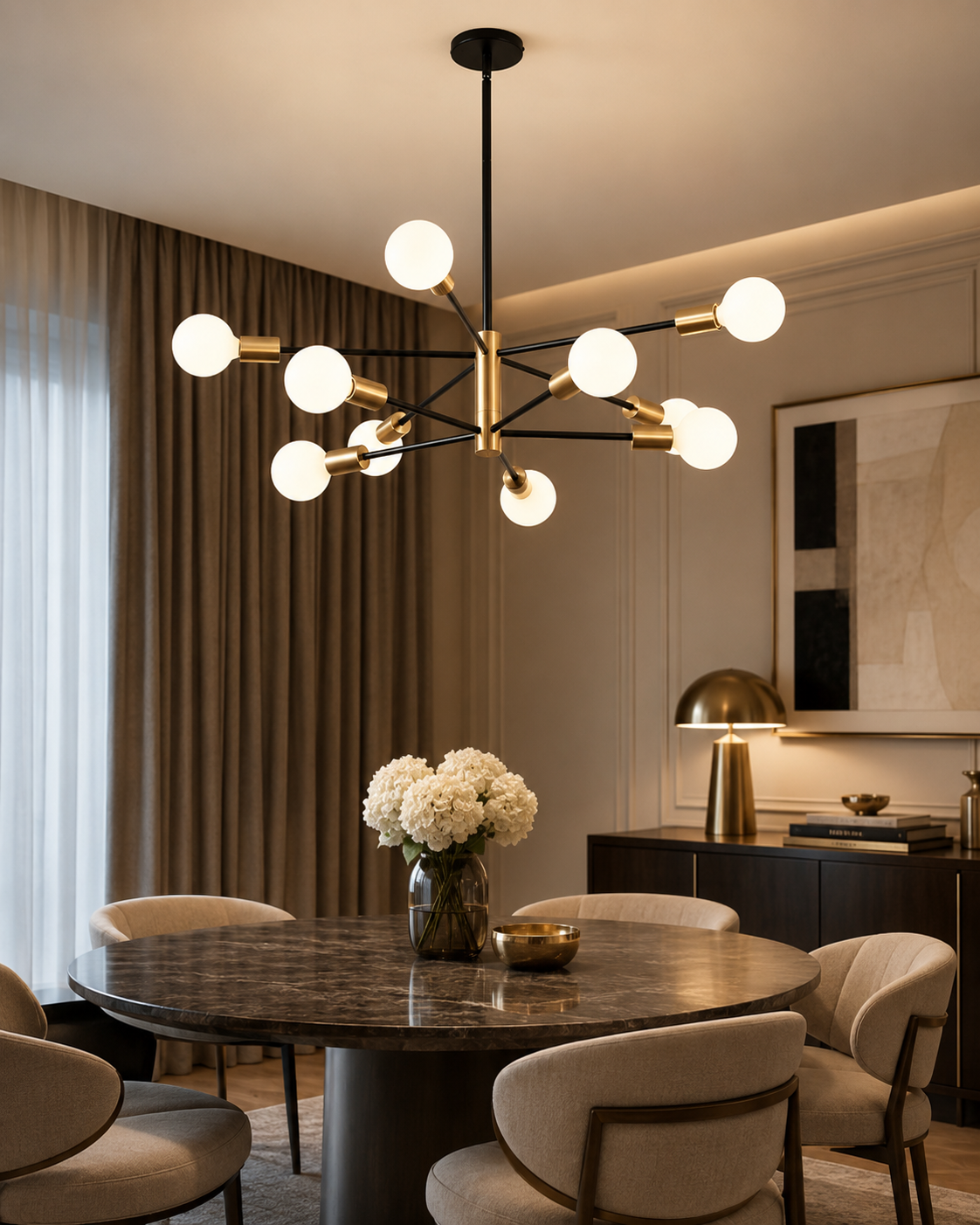 Lustre sputnik 10 branches suspendu au-dessus d'une table de salle à manger