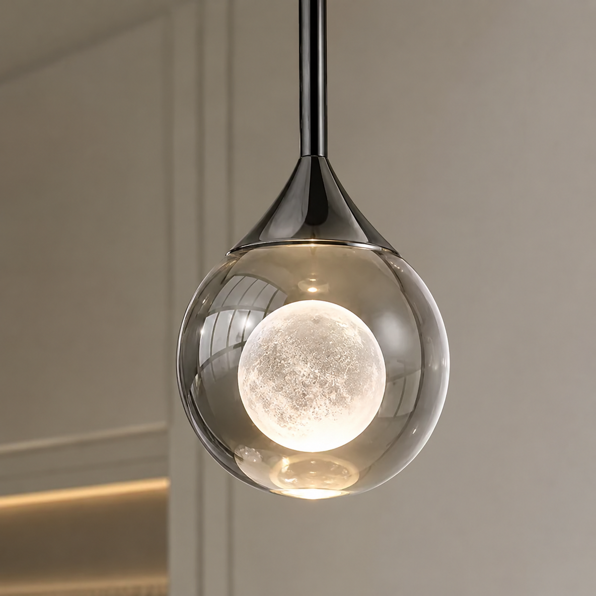 Détail de la suspension en verre : sphère opaline texturée éclairée à l'intérieur d'un globe fumé