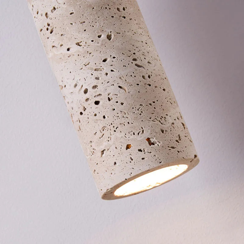 Détail de la texture poreuse du travertin d'une suspension luminaire, éclairée par le bas